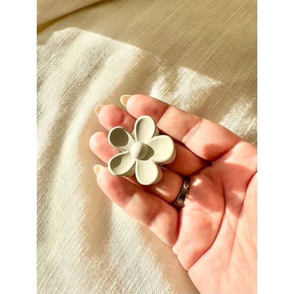 Gray cute flower hair clip - Picture 3 of 3